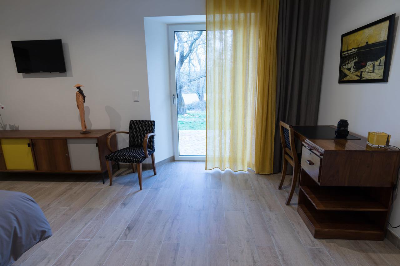 Chut ! C'Est Ici Hotel Venelles Kültér fotó